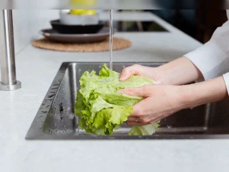 مایع ظرفشویی در محلول شست‌ و شوی سبزیجاتم بریزم؟