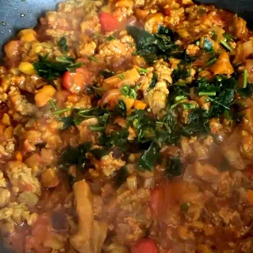 Preparazione degli ingredienti all'interno delle melanzane