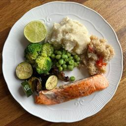 Salmone con Quinoa e Verdure"